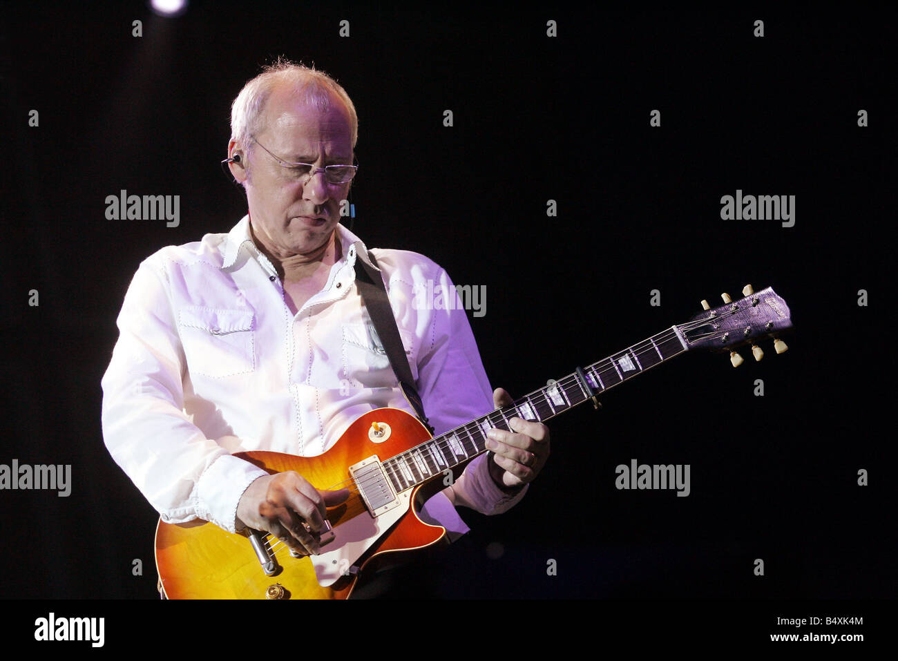 Mark Knopfler esegue a Newcastle City Hall Foto Stock
