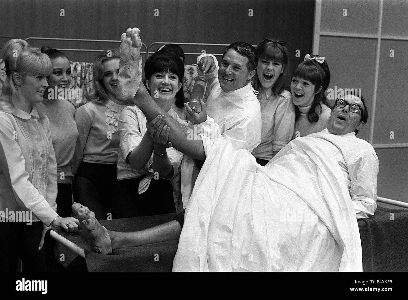 Morecambe saggio Eric Morecambe e Ernie Wise Giugno 1965 la riproduzione di fools con infermieri Earnie finge di iniettare Eric con una siringa di grandi dimensioni Foto Stock