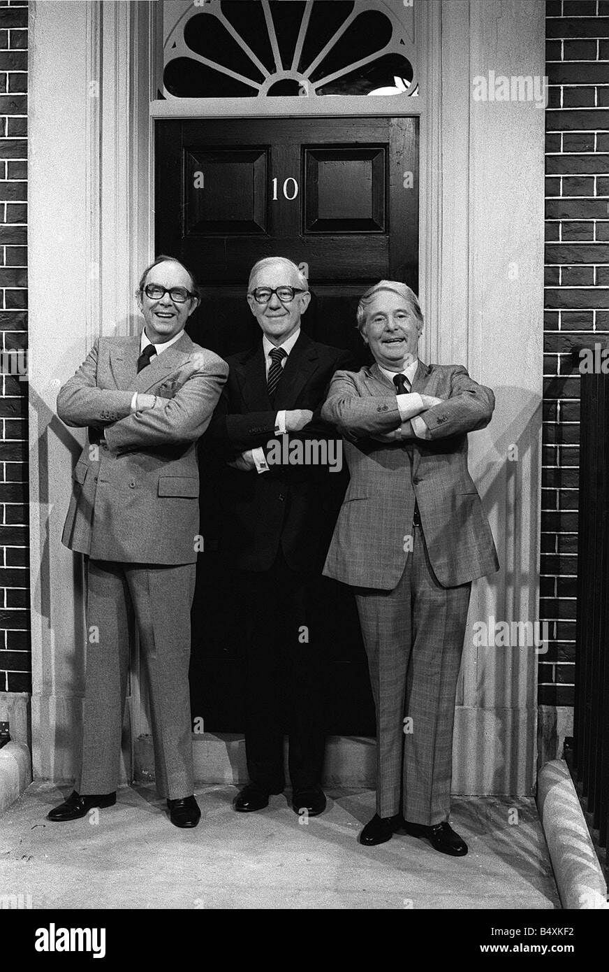 Sir Alec Guinness con Eric Morecambe e Ernie Wise che figurano in Morecambe e saggio Christmas show pongono al di fuori del numero 10 di Downing Street a Teddington Studios Foto Stock