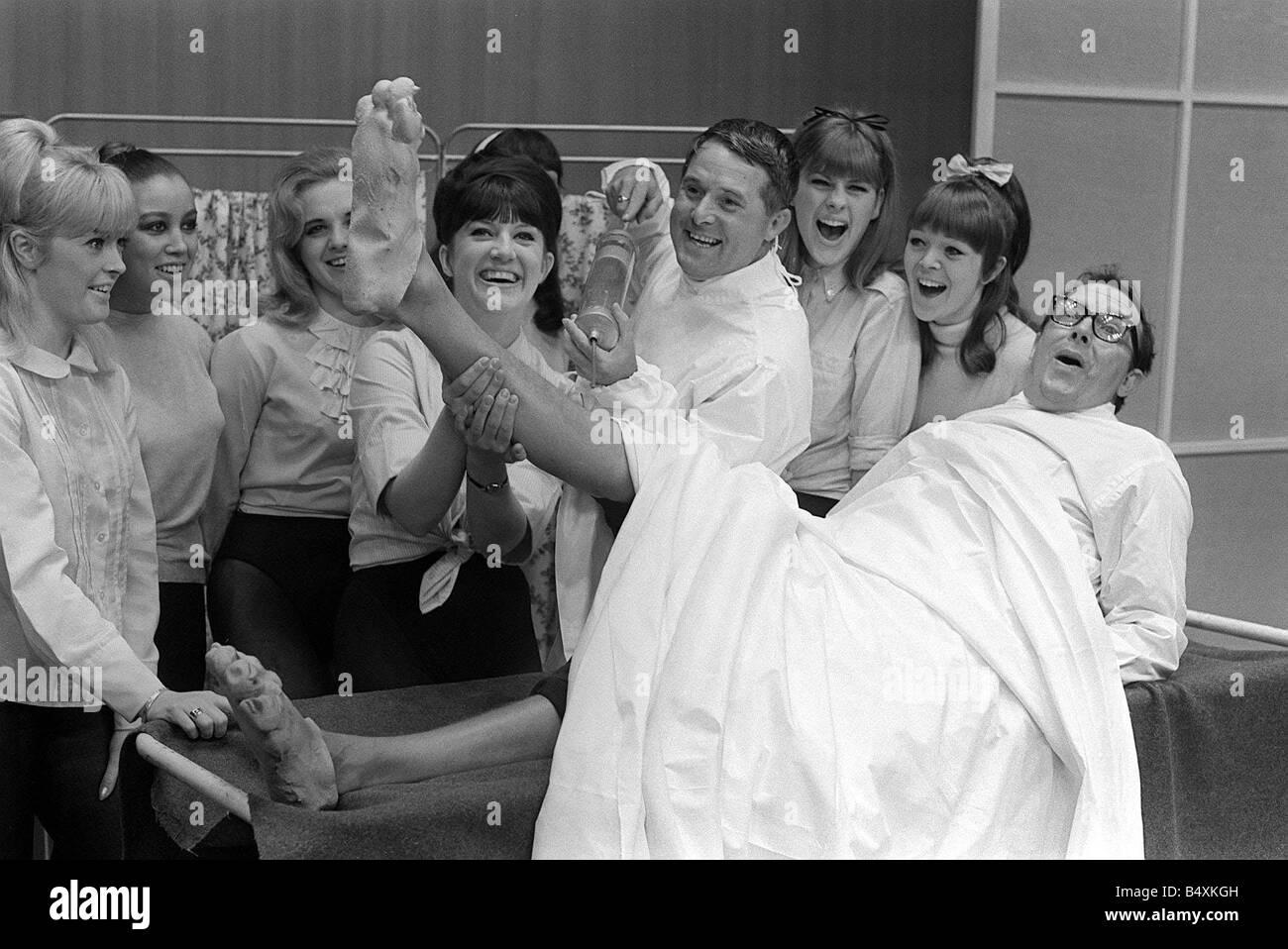 Eric Morecambe e Ernie Wise Giugno 1965 clown it up con chorus ragazze in Blackpool Eric posa su un ospedale carrello come Ernie sorregge un grosso ago hyperdermic guardato da coro le ragazze Foto Stock