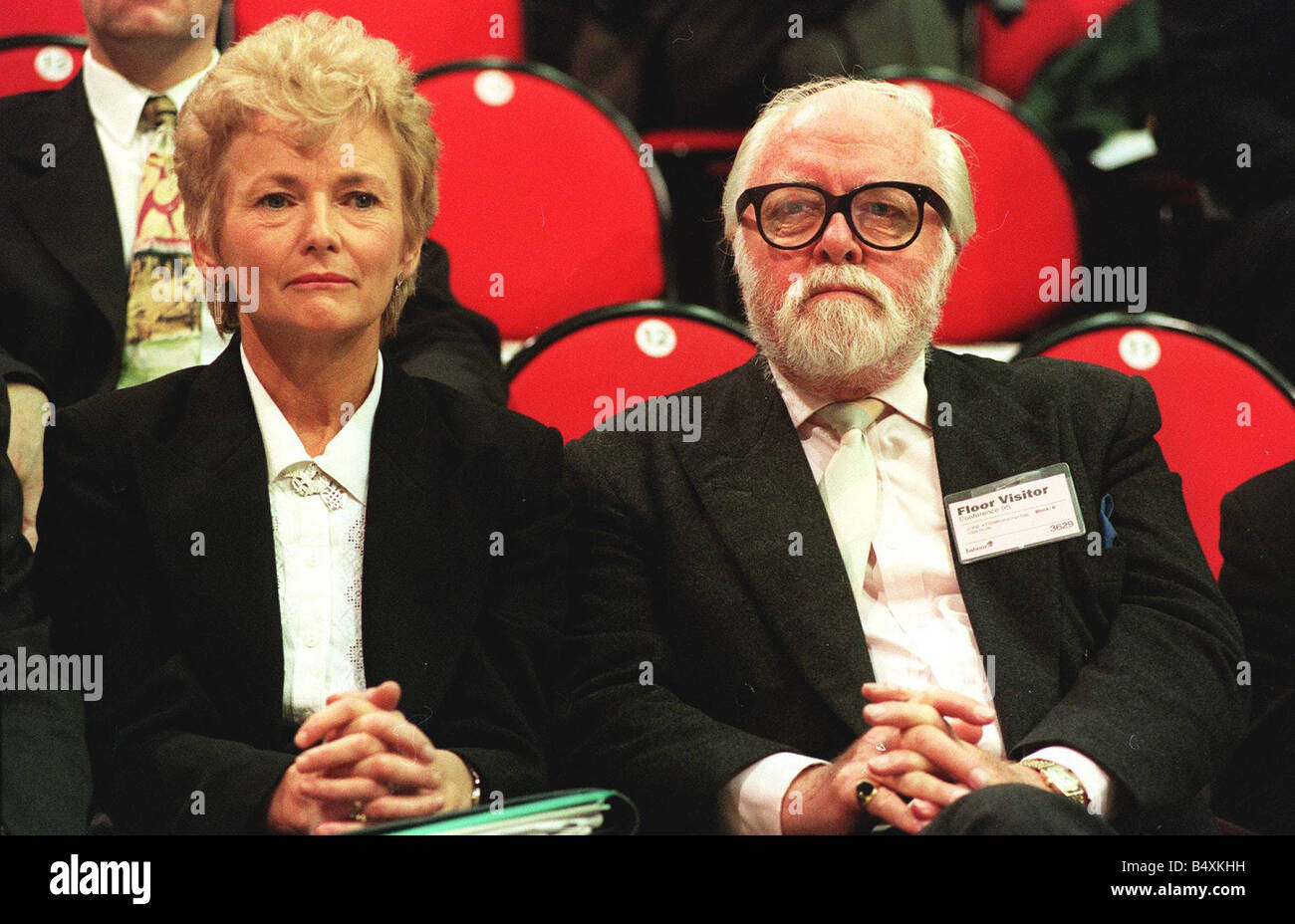 Richard Attenborough e Glenys Kinnock sedersi a guardare il dibattito all'interno del lavoro annuale conferenza di partito Foto Stock