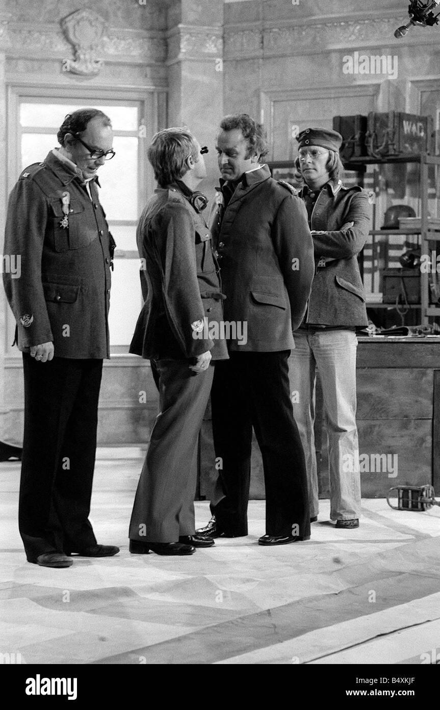 Eric Morecambe e Ernie Wise incontra il Sweenys Giovanni scongelamento e Dennis Waterman Foto Stock