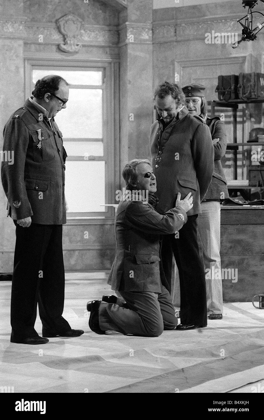 John scongelamento e Dennis Waterman Dicembre 1976 con Eric Morecambe e Ernie Wise in Morecambe e saggi mostrano Foto Stock