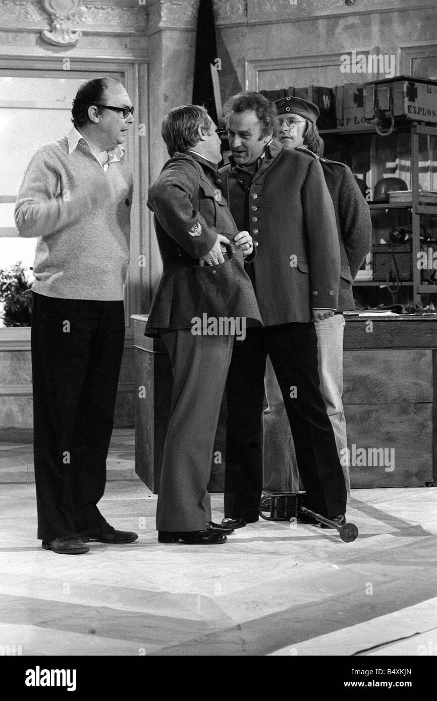 John scongelamento e Dennis Waterman Dicembre 1976 con Eric Morecambe e Ernie Wise in Morecambe e saggi mostrano Foto Stock