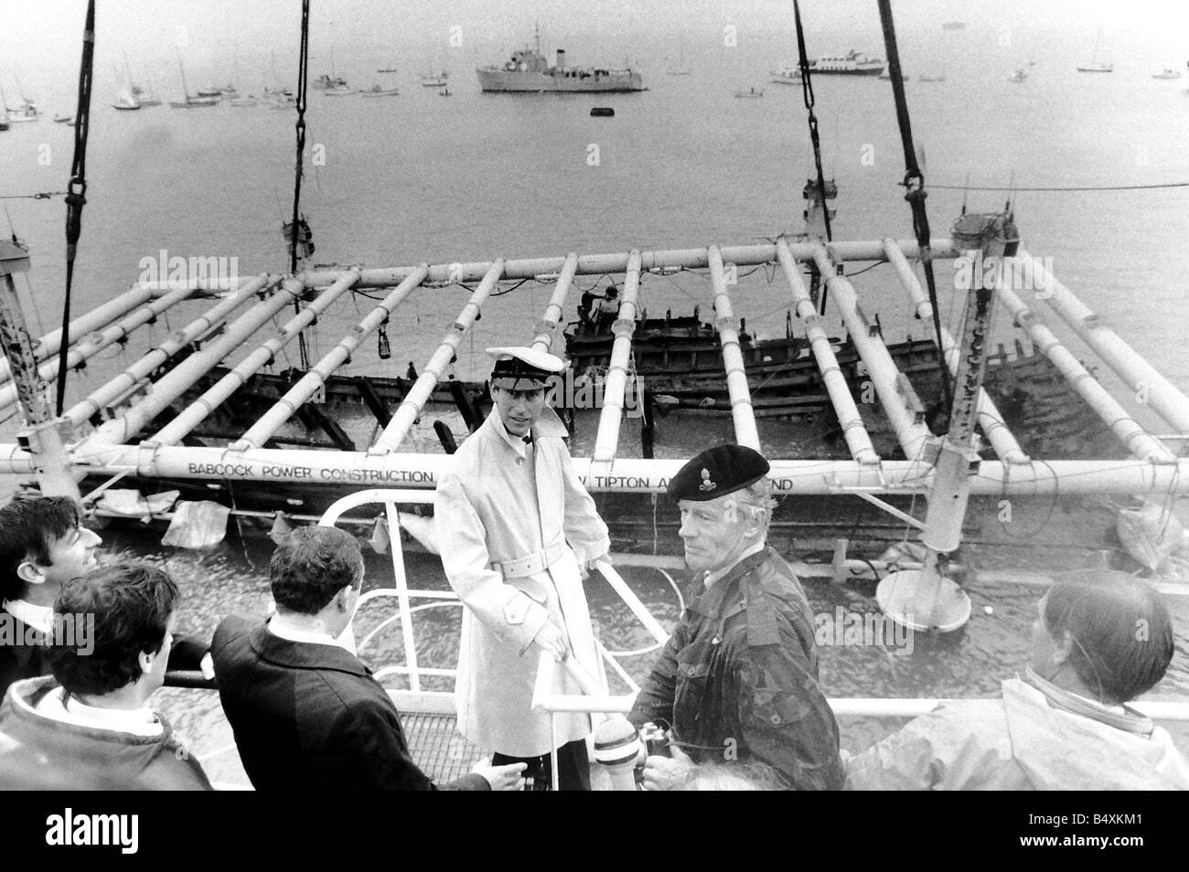 Il principe Charles visto sulla gru Tug Mor con la nave da guerra di Enrico VIII come si rompe la superficie del Solent dopo 437 anni di Ottobre 1982 Foto Stock