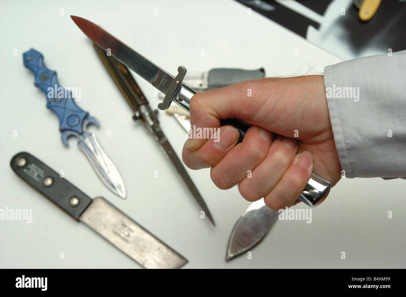 27 06 06 Alcuni dei coltelli e delle armi consegnate sotto il coltello amnesty sfiora il coltello Foto Stock