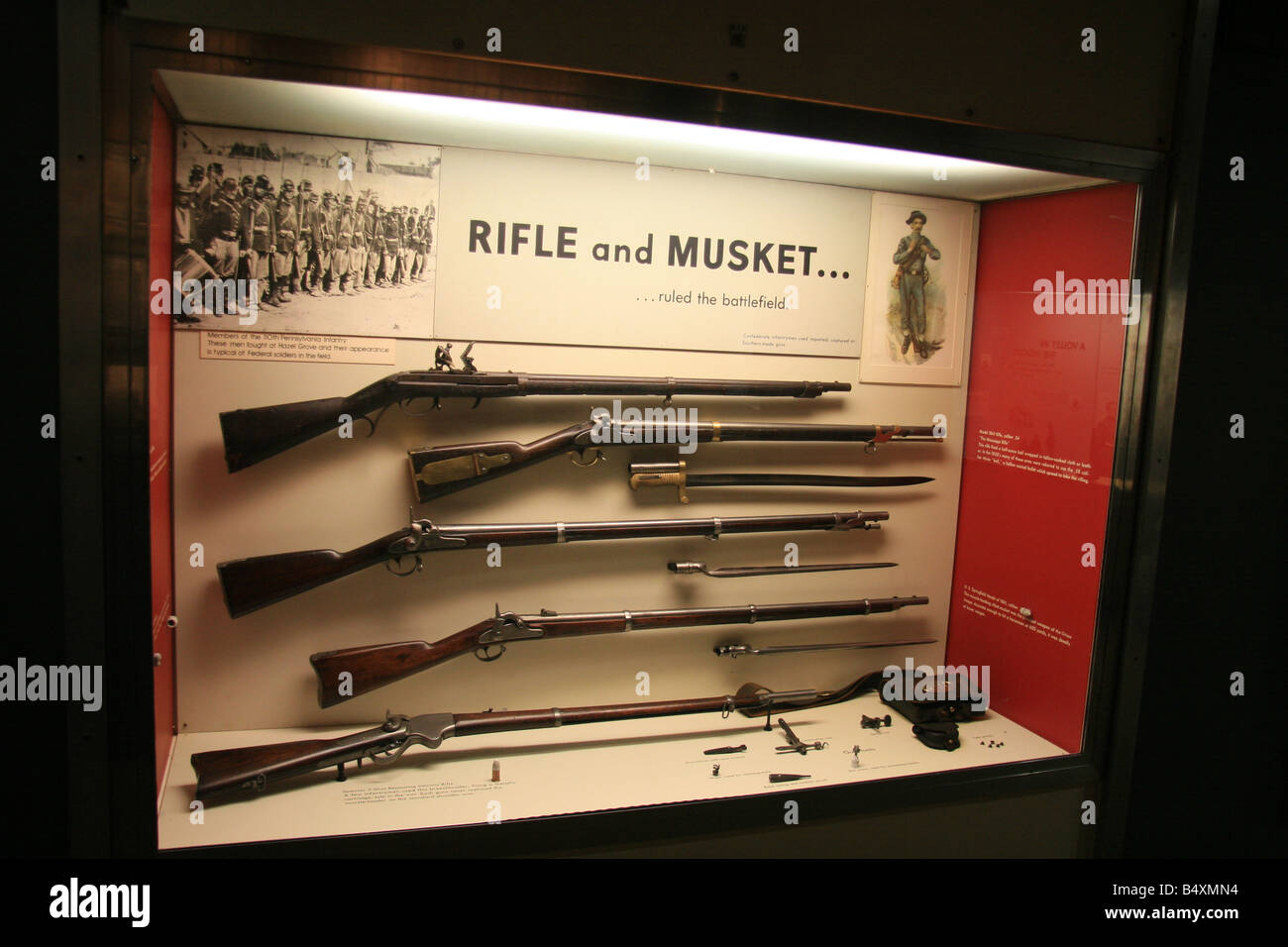 Un fucile e moschetto visualizzare presso il nuovo campo di battaglia di mercato stato storico Park, Viginia, Stati Uniti. Foto Stock