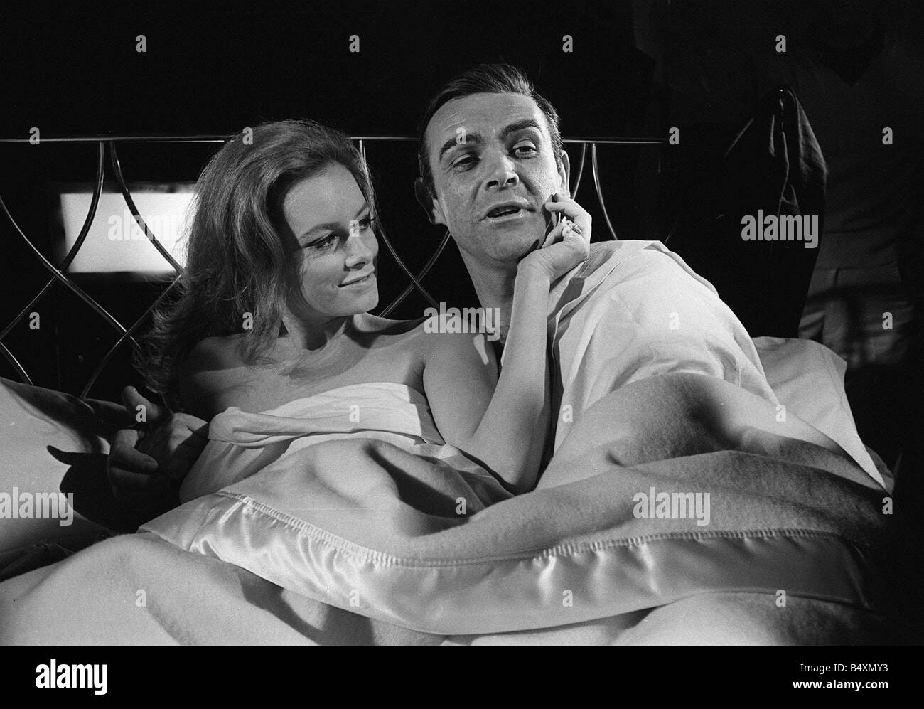 Film Thunderball 1965 Sean Connery e Luciana Paluzzi filmare scene letto James Bond 007 James Bond Girl Foto Stock