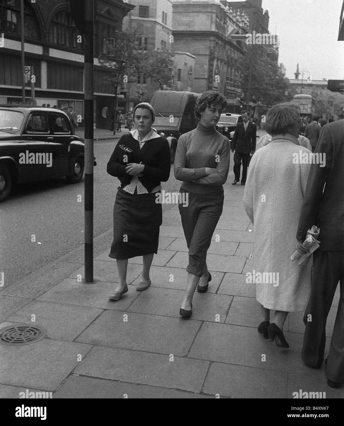 Moda giovane 1957 pantaloni di Londra che si è fermato proprio al di sotto del ginocchio fatto una comparsa a Londra nel 1957 Fashion Foto Stock