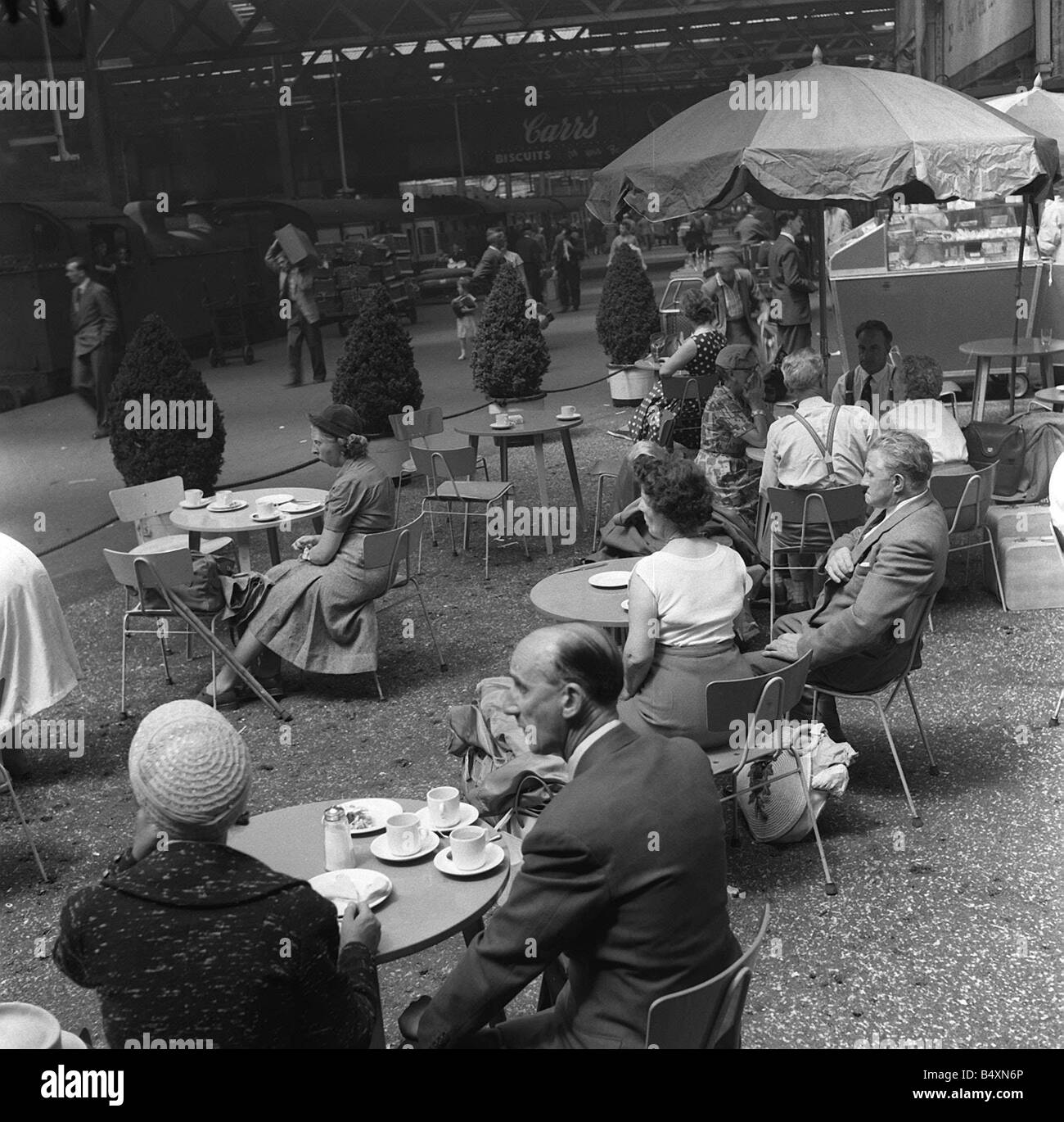 La stazione di Euston 1957 Nuovo stile continentale sezione ristoro vi potrebbe non essere stato un tunnel sotto la Manica nel 1957 ma che il didn t significa treno viaggiatori couldn t raggiungere il continente pendolari in London Euston si ritrovano accolti in stile Parisienne quando lo hanno fermato per un caffè in questo continental cafe altri Foto Stock