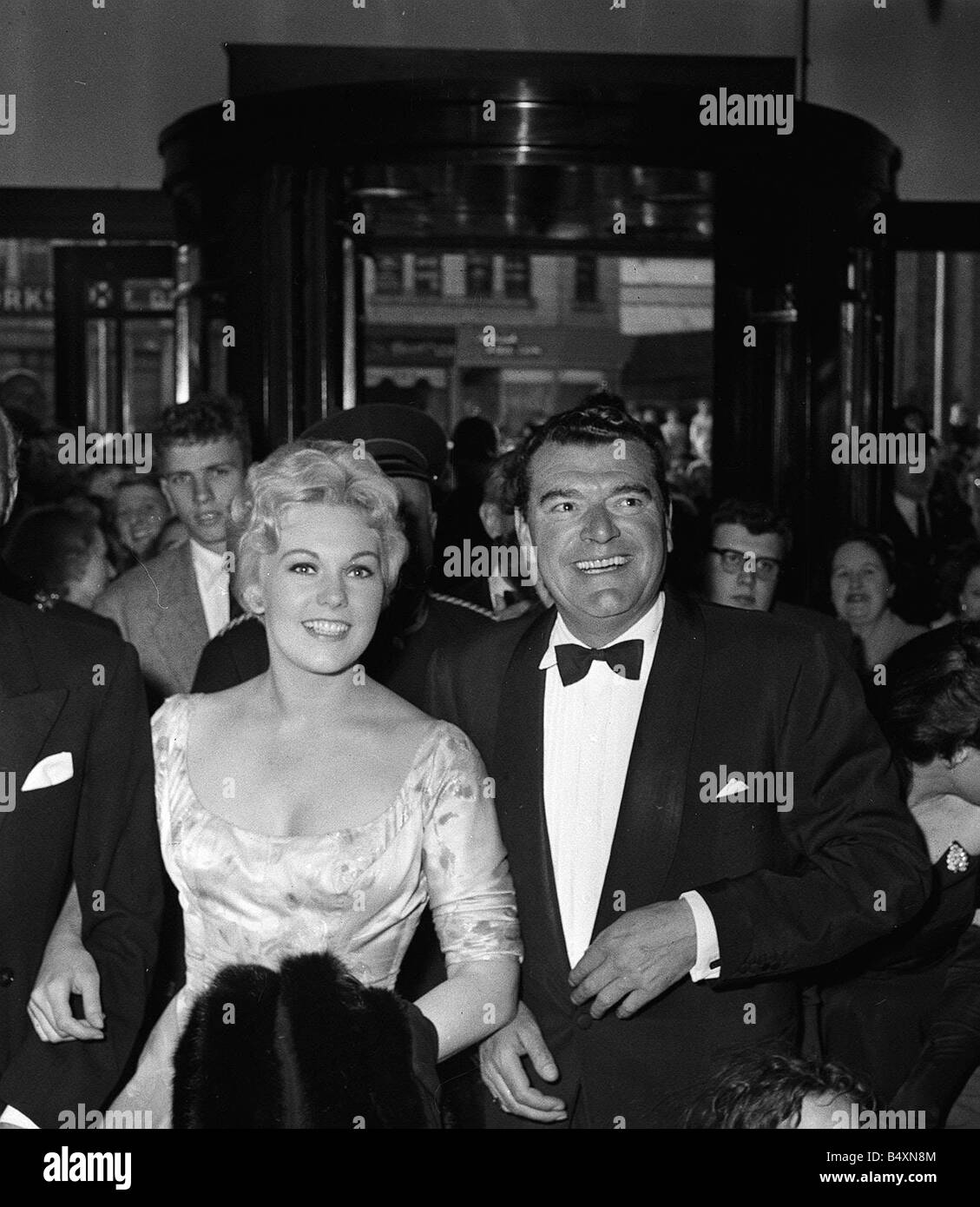 Jack Hawkins e Kim Novak alla premiere del film La storia della vita di Eddie Duchin presso il Blackpool Opera House 1956 Foto Stock