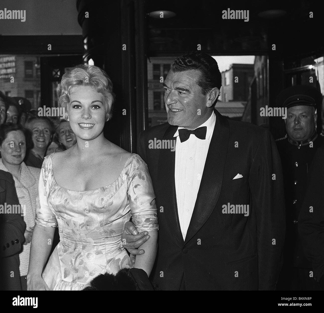 Jack Hawkins e Kim Novak alla premiere del film La storia della vita di Eddie Duchin presso il Blackpool Opera House 1956 Foto Stock