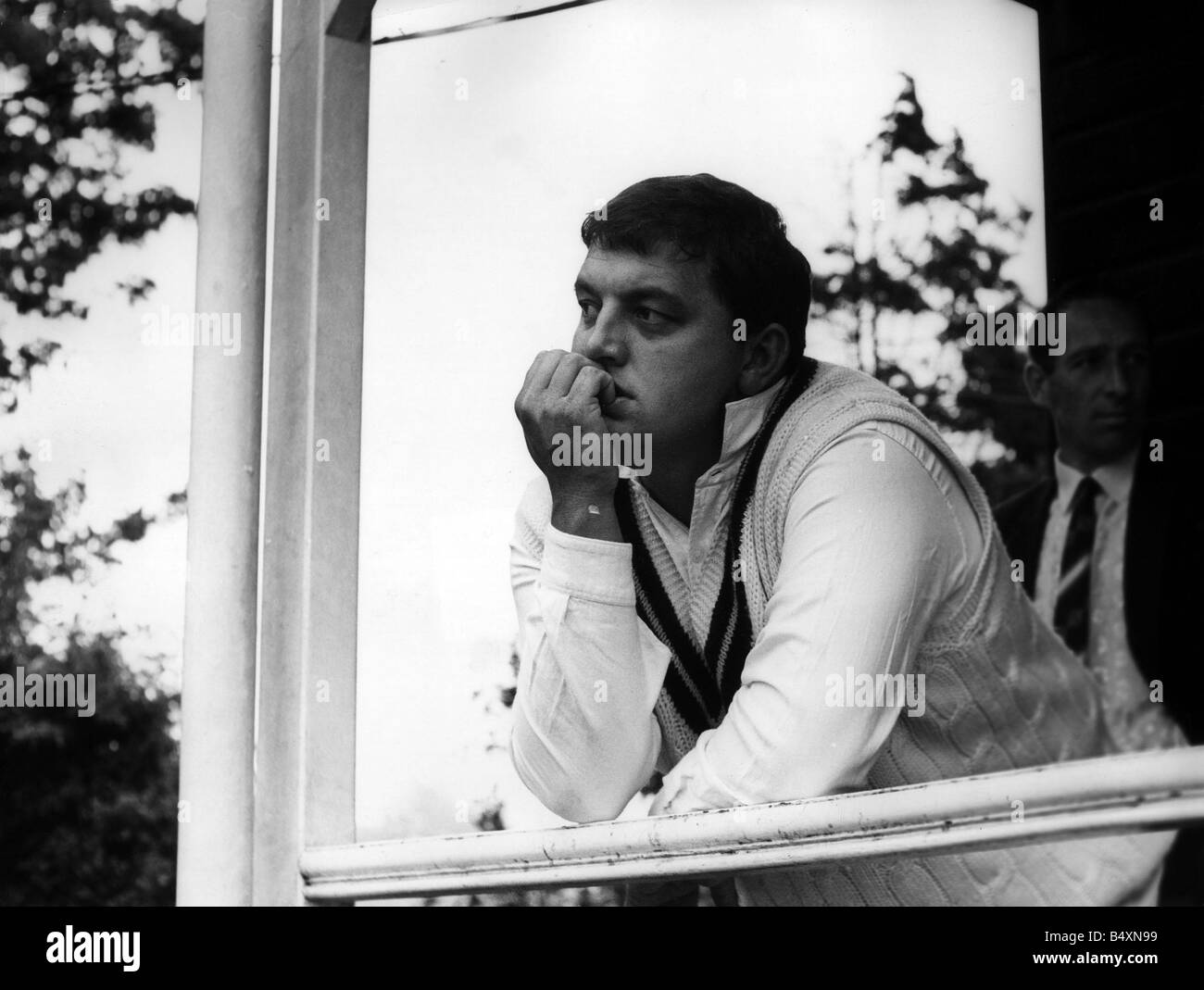 Colin Milburn Maggio 1968 Northants Cricket player guardando sconsolato come la pioggia continua a cadere a Macclesfield Foto Stock