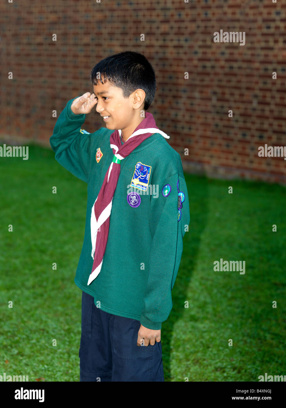 Cub Scout in uniforme con badge Foto Stock