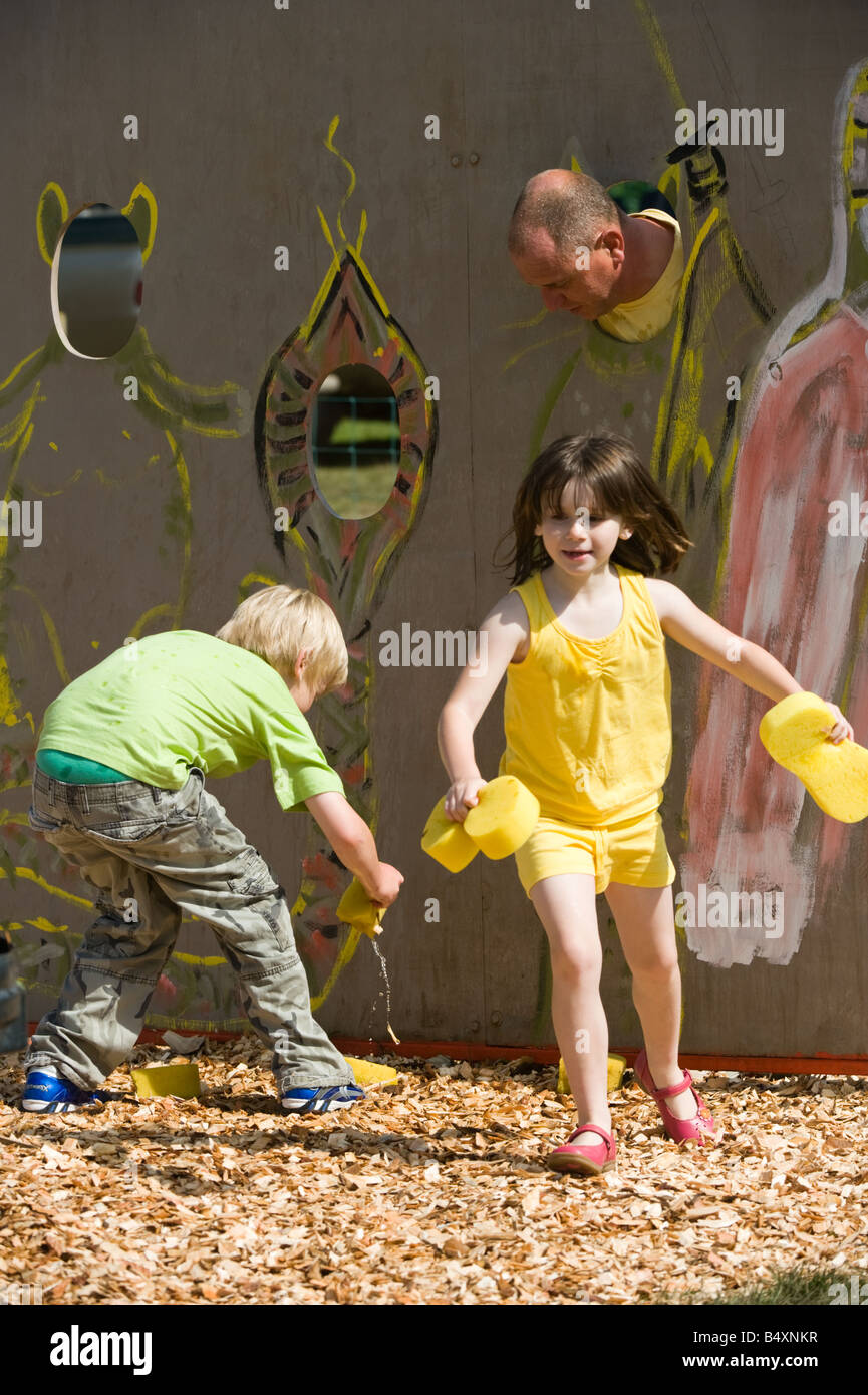 Famiglia coinvolta in un gioco di acqua-lotta pioppi avventura Mega Maze Ferrensby Knaresborough North Yorkshire Luglio Foto Stock