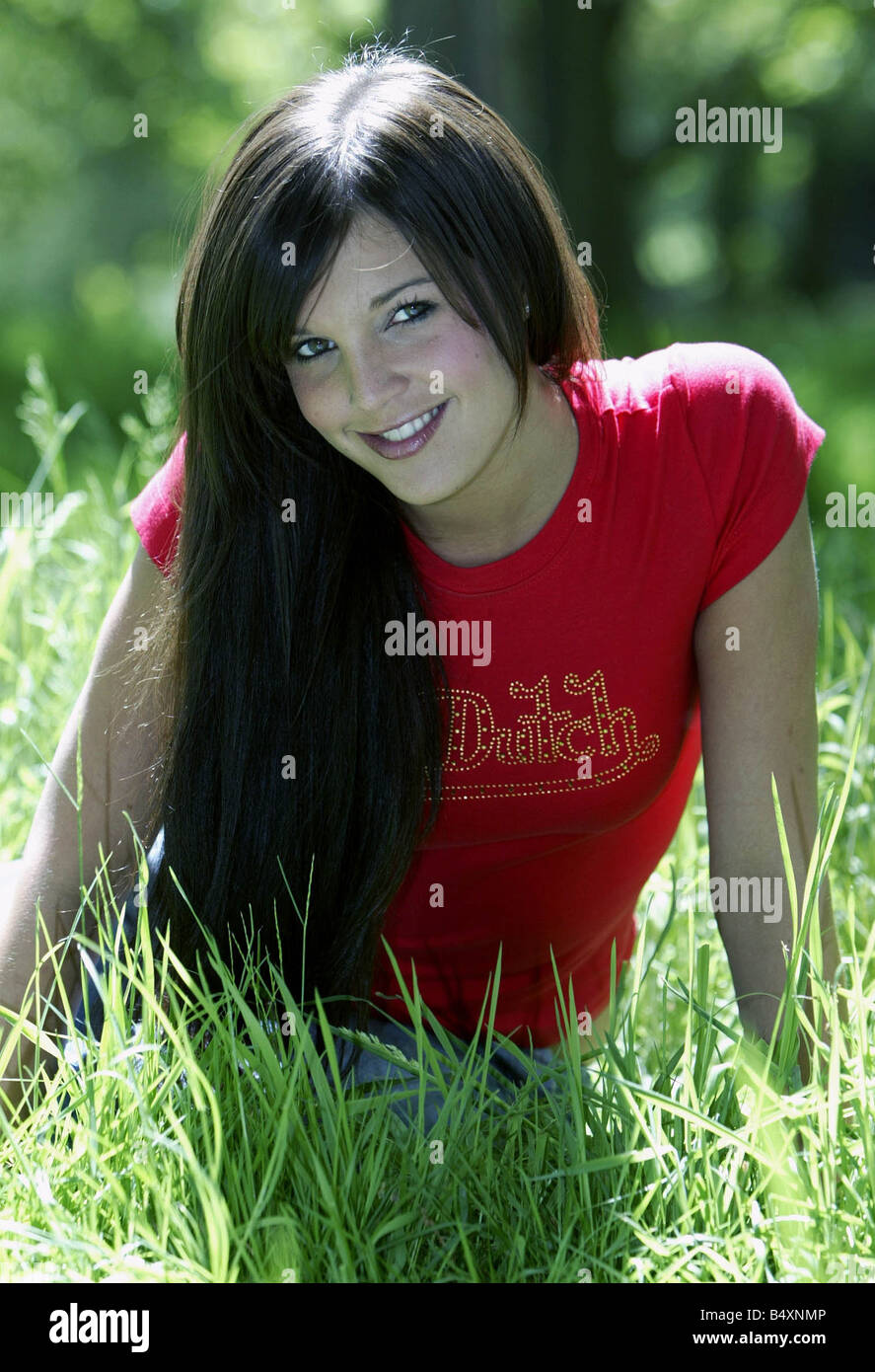 MISS INGHILTERRA CONTESTANT DANIELLE LLOYD una vittima di violenza domestica da un ex BOYFRIENDMISS INGHILTERRA CONTESTANT DANIELLE LLOYD una vittima di violenza domestica da un ex fidanzato 20 05 2004 Location pix campo rosso erba tshirt jeans blu Maggio 2004 Mirrorpix Foto Stock
