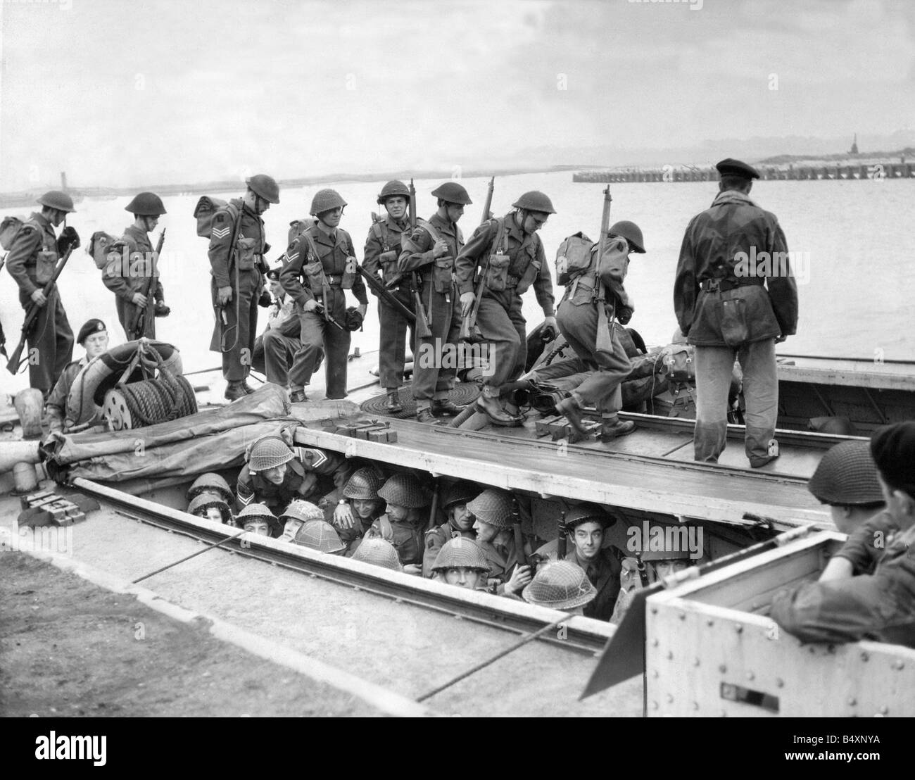 A questi uomini di 4 5° Battaglione Royal Northumberland Fusiliers T un visto a bordo di una imbarcazione di sbarco nel porto di camminare sono state prendendo parte a una battaglia lungo il Northumberland dune di sabbia esercizio Seahawk era il battaglione s primo assaggio della guerra anfibio Foto Stock