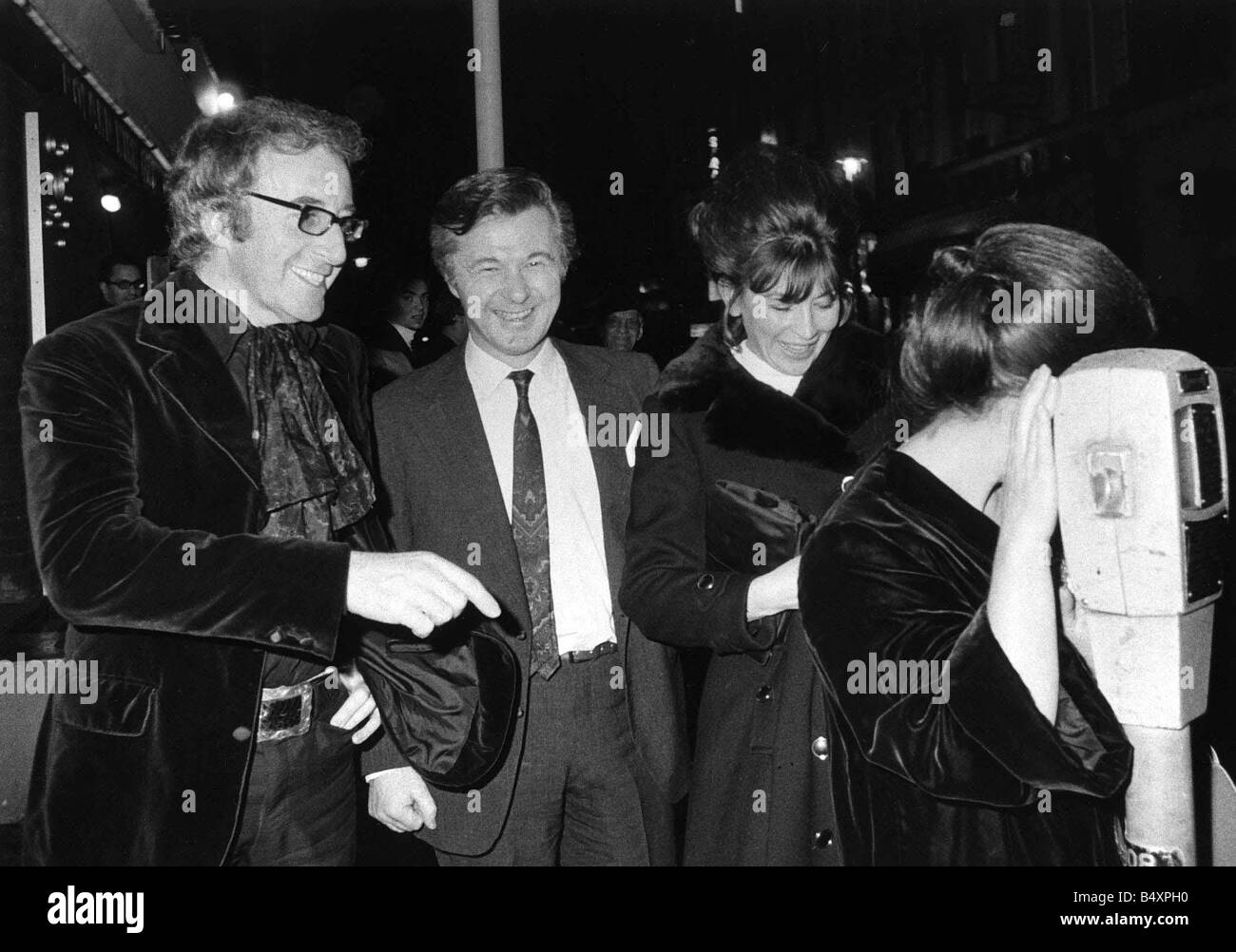 La principessa Margaret fuori Ronnie Scotts Jazz Club Gennaio 1970 con Peter Sellers Bryan Forbes e la signora Forbes Foto Stock