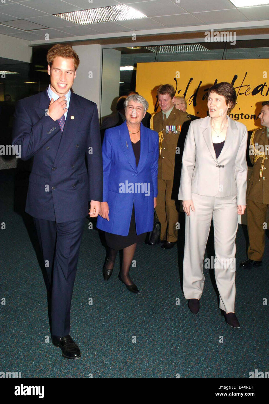 Wellington Nuova Zelanda Giugno 2005 il principe William arriva all aeroporto di Wellington con il Primo Ministro Helen Clark all'inizio dei suoi undici giorni di viaggio in Nuova Zelanda Foto Stock
