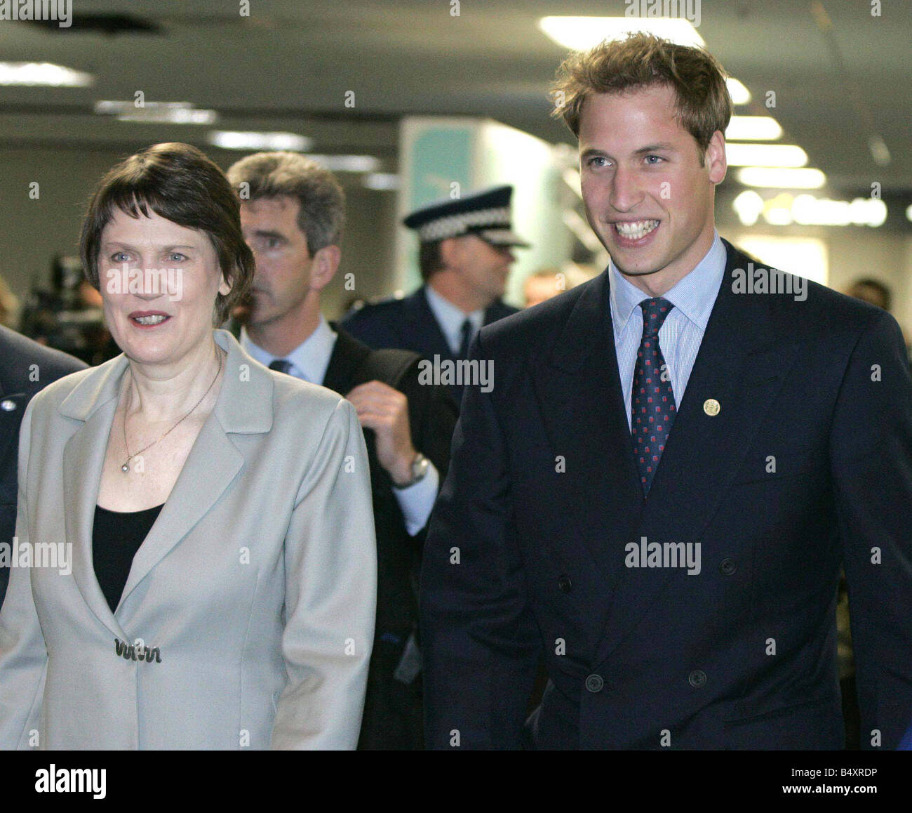 Wellington Nuova Zelanda Giugno 2005 il principe William arriva all aeroporto di Wellington con il Primo Ministro Helen Clark all'inizio dei suoi undici giorni di viaggio in Nuova Zelanda Foto Stock