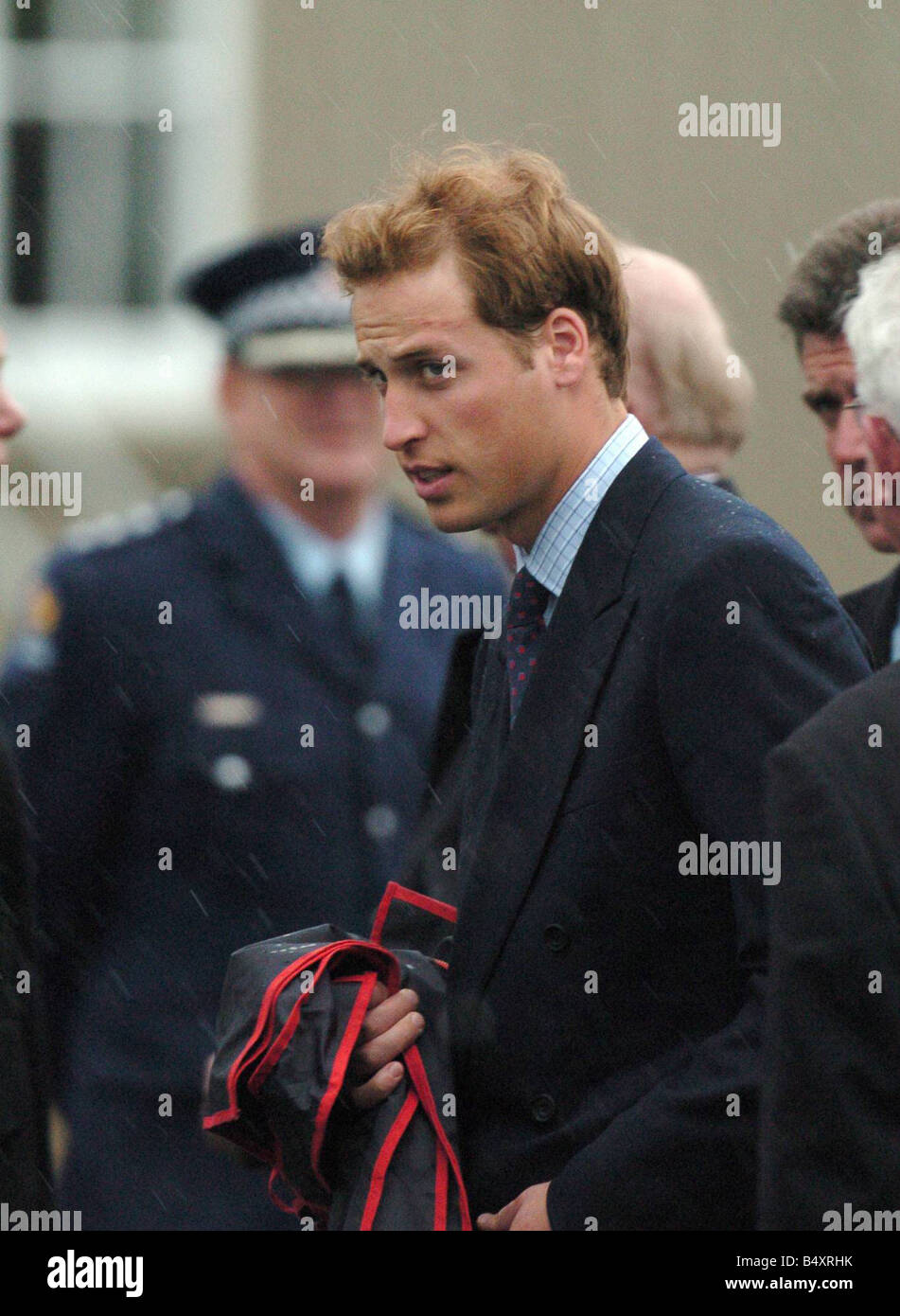 Un molto cupa principe William attende a bordo del suo aereo privato sotto la pioggia a Blenheim Airport bound per Auckland Nuova Zelanda William sembra avere una cicatrice sul suo occhio sinistro Luglio 2005 Foto Stock