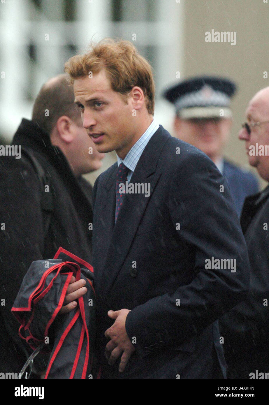 Un molto cupa principe William attende a bordo del suo aereo privato sotto la pioggia a Blenheim Airport bound per Auckland Nuova Zelanda William sembra avere una cicatrice sul suo occhio sinistro Luglio 2005 Foto Stock