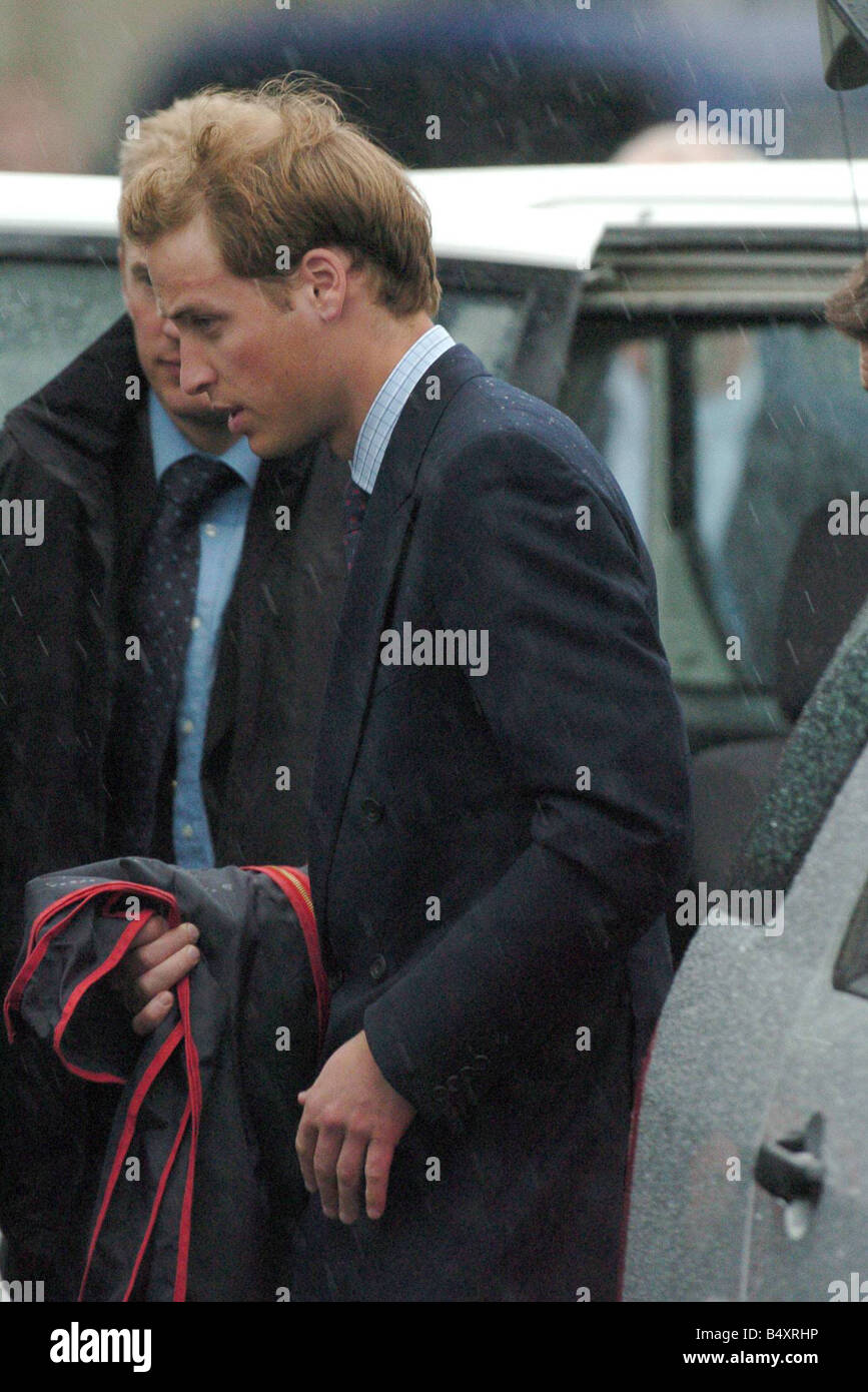 Un molto cupa principe William attende a bordo del suo aereo privato sotto la pioggia a Blenheim Airport bound per Auckland Nuova Zelanda William sembra avere una cicatrice sul suo occhio sinistro Luglio 2005 Foto Stock