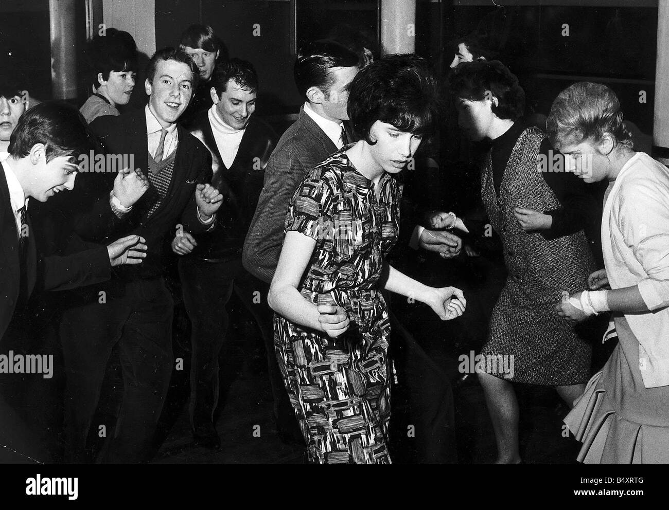 Beatles Fan Club in stile anni sessanta dancing Foto Stock