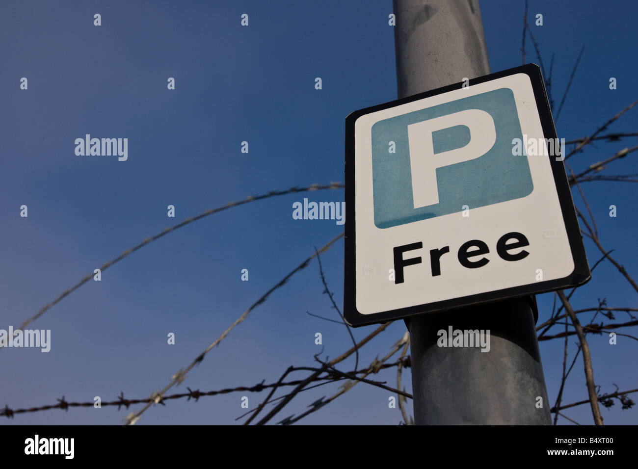 Parcheggio gratuito segno con filo spinato Foto Stock
