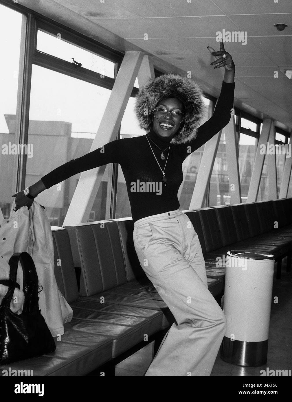 Il Supremes giovedì 8 marzo 1973 band memeber Maria presso l'aeroporto di Heathrow per iniziare un mese lungo tour britannico Foto Stock