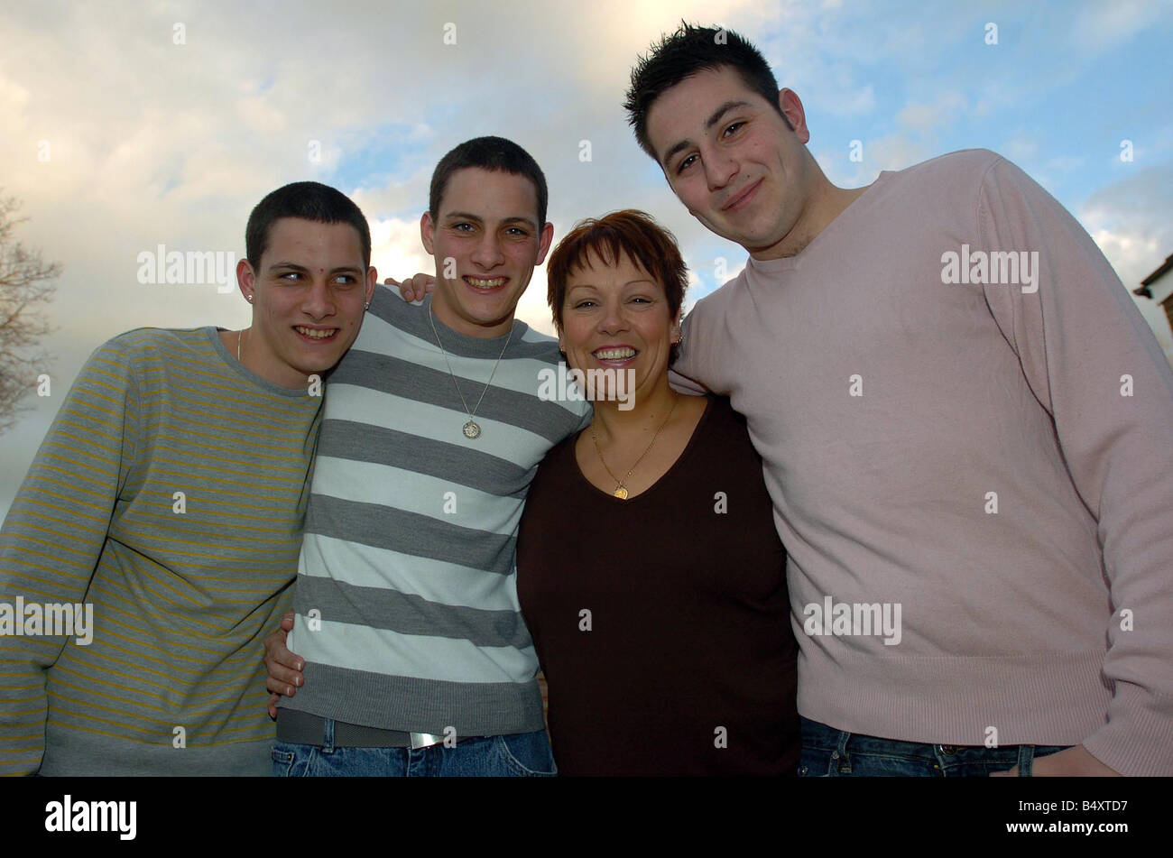 Tre fratelli join Army Air Corps. Gemelli Scott e Callum, mamma Kerry e il fratello Liam.&#13;&#10;9 Marzo 2007 Foto Stock