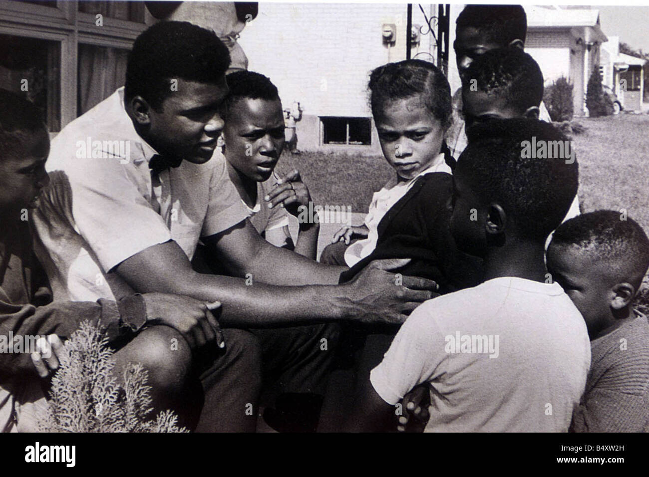 Muhammad Ali incontra sua moglie ora Lonnie con alcuni bambini Foto Stock