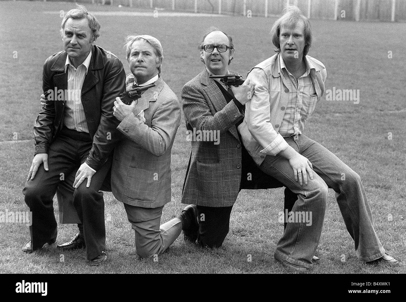 John scongelamento e Dennis Waterman Aprile 1978 con Eric Morecambe e Ernie Wise riprese per il programma TV la televisione Sweeney Foto Stock