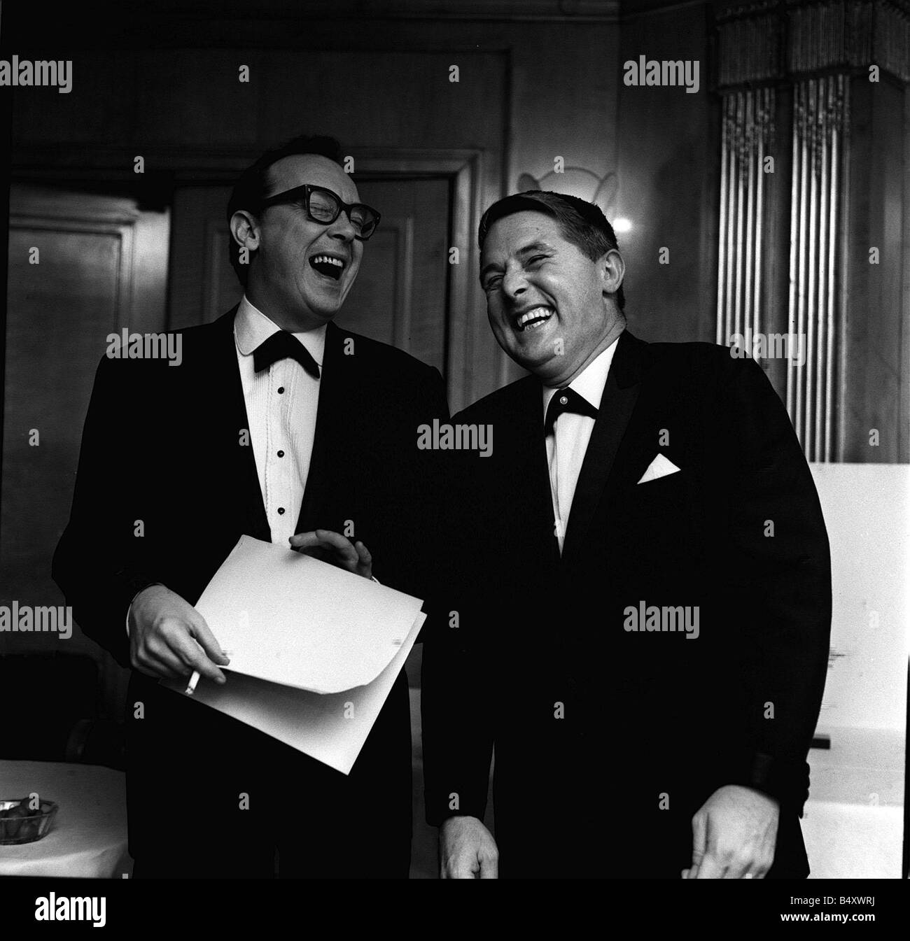 Eric Morecambe e Ernie Wise Dicembre 1963 Foto Stock