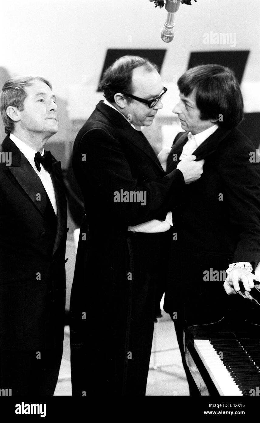 André Previn con Eric Morecambe Ernie Wise 1971 durante la registrazione di Morecambe saggi mostrano Foto Stock