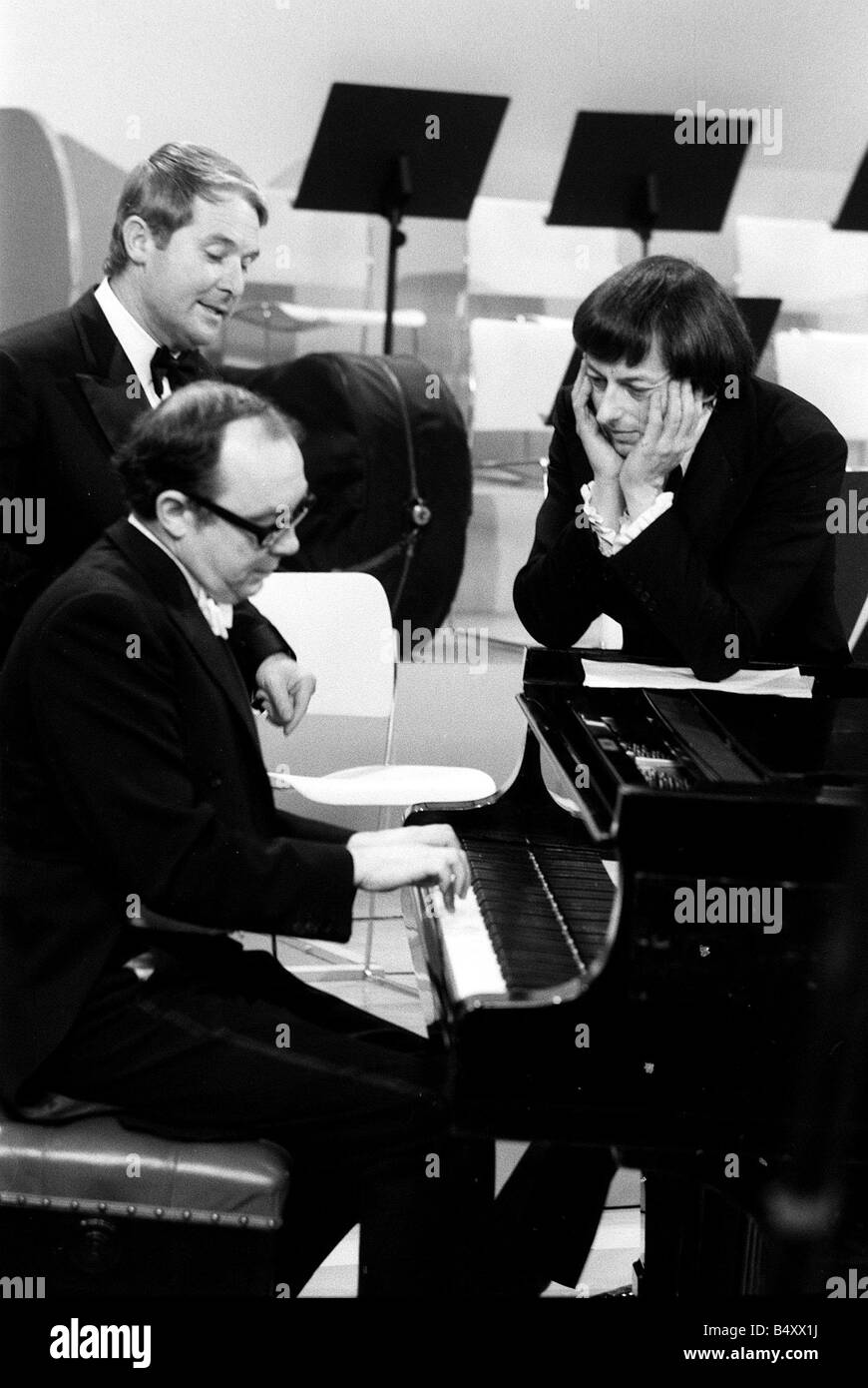 André Previn con Ernie Wise Eric Morecambe per 1971 Morecambe saggio spettacolo di natale Foto Stock