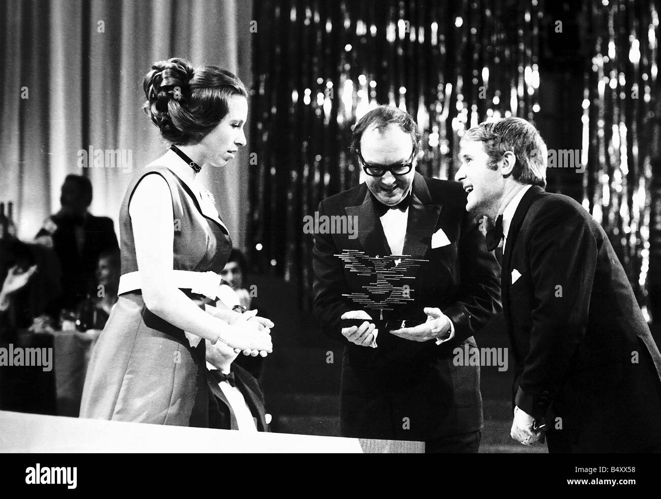 Princess Anne presenta il premio per la migliore luce della televisione spettacolo di intrattenimento a Eric Morecambe e Ernie Wise per loro Morecambe e saggi mostrano Foto Stock