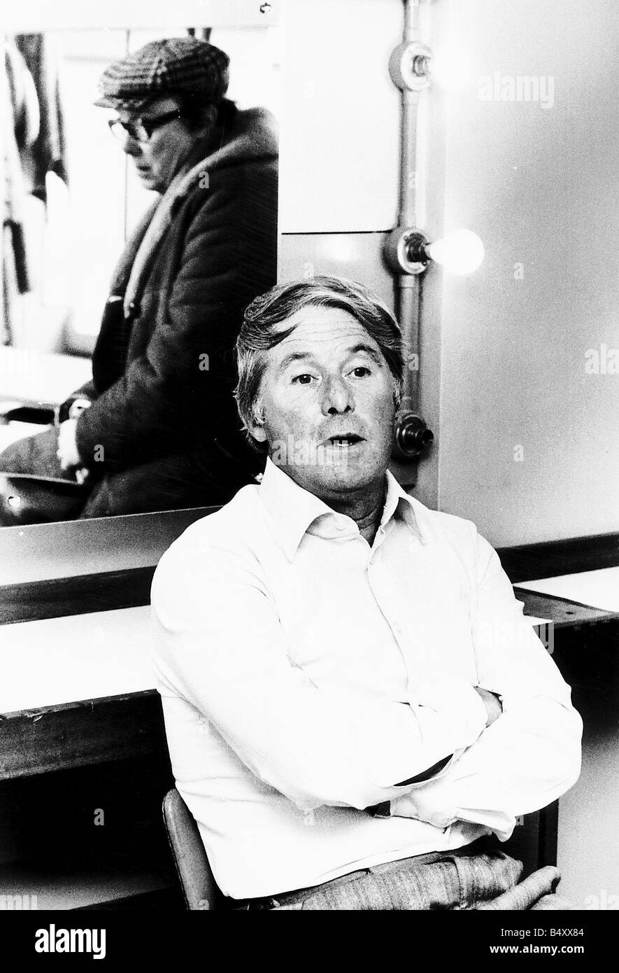 Il comico Ernie Wise si siede nel suo camerino con il suo partner di fumetti Eric Morecambe Foto Stock