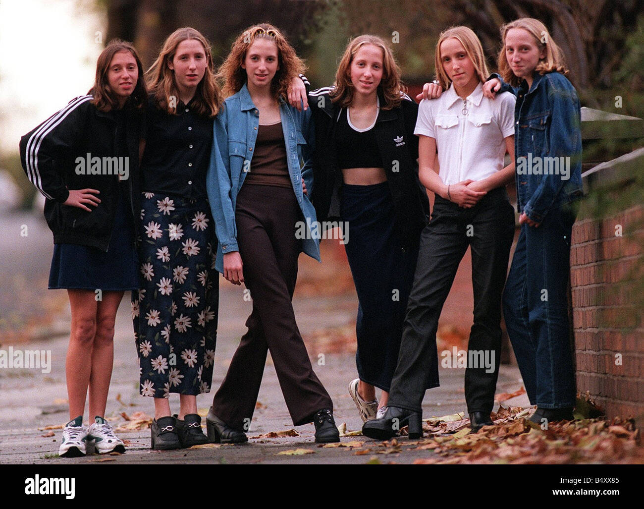 Il Walton Sextuplets crescente fino Novembre 1997 da sinistra Sarah Walton Kate Walton Jenny Walton Ruth Walton Lucy Walton Hannah Walton sulla loro 14° compleanno fotografo ANDY STENNING CREDITO PER LO SPECCHIO data 19971116 Nome oggetto WALTONS STENN 6 Scrittore didascalia PAUL BYRNE Categoria FEA Foto Stock