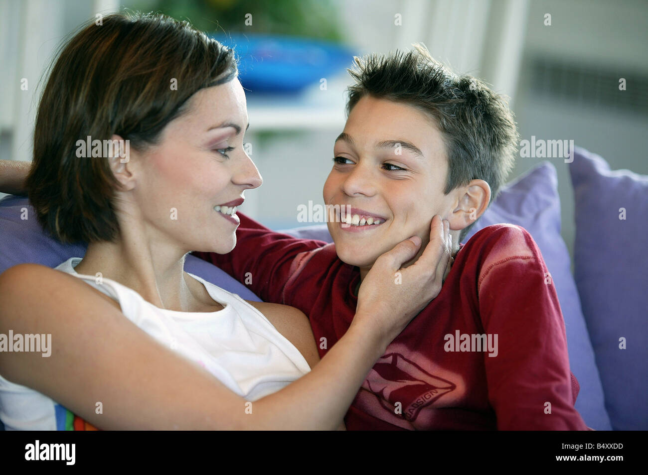 Madre seduta con suo figlio, sorridente Foto Stock