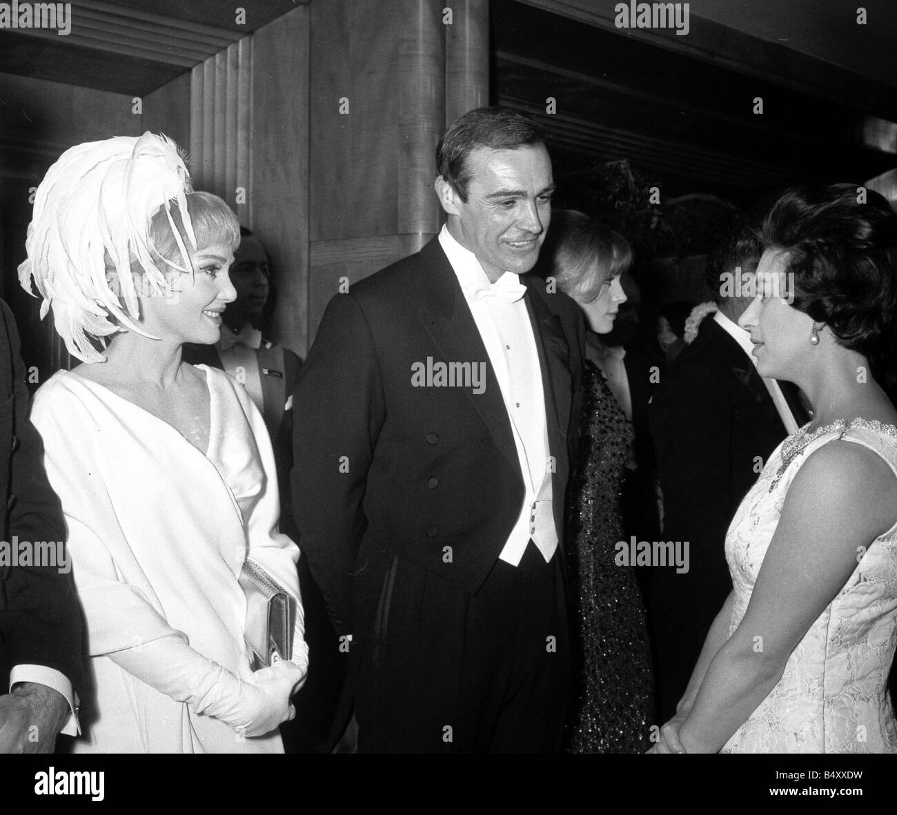 Attore Sean Connery con la moglie Diane Cilento incontro la principessa Margaret al London Film Premiere di Lord Jim Febbraio 1965 Foto Stock