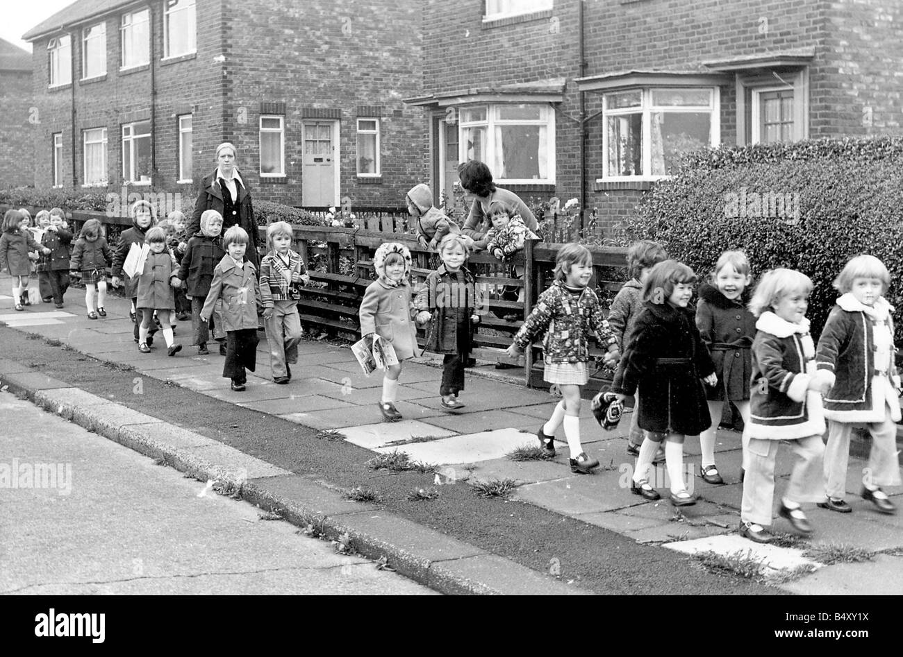 Un mistero foro nel parco giochi di Hebburn Quay neonati scuola significava che questi bambini hanno dovuto essere evacuati come il foro diventato più grande e più grande di un genitore ha detto che era un po' come Quatermass abbiamo pensato che il terreno era apertura Settembre 1976 Foto Stock