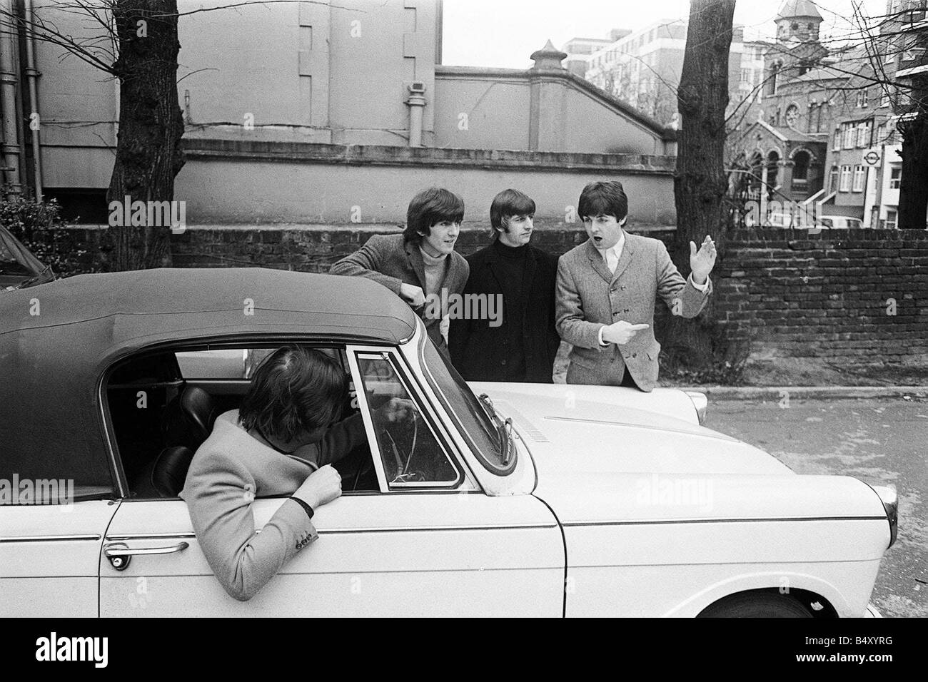 I Beatles gruppo Pop Aug 1967 John Lennon passa il suo esame di guida Paul McCartney Ringo Starr e George Harrison sono lì per Foto Stock