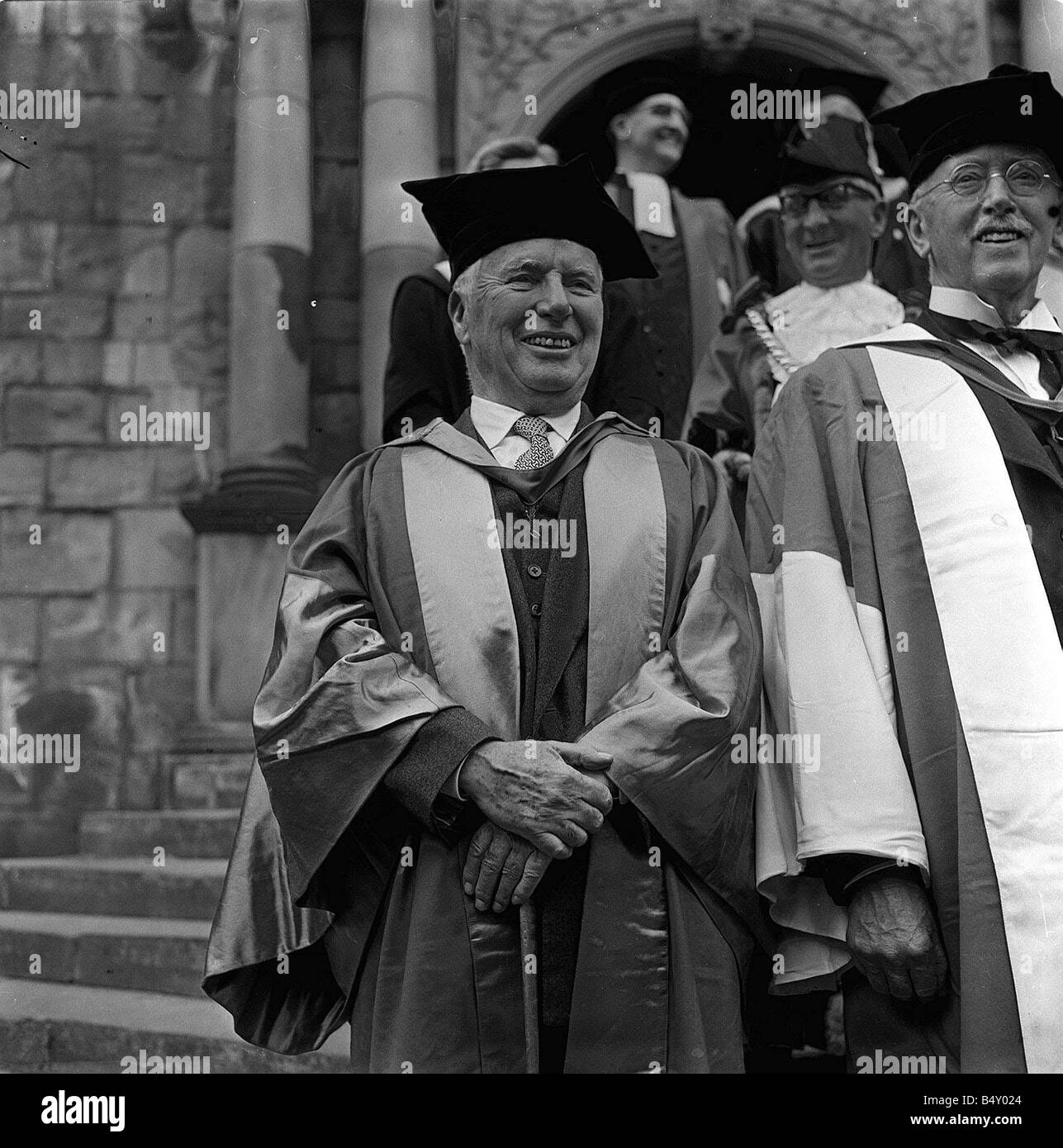 Charlie Chaplin nel suo cappello e camice dopo essere stato realizzato un dottore in Lettere alla Università di Durham 16 7 62 Il grande Charlie Chaplin Foto Stock
