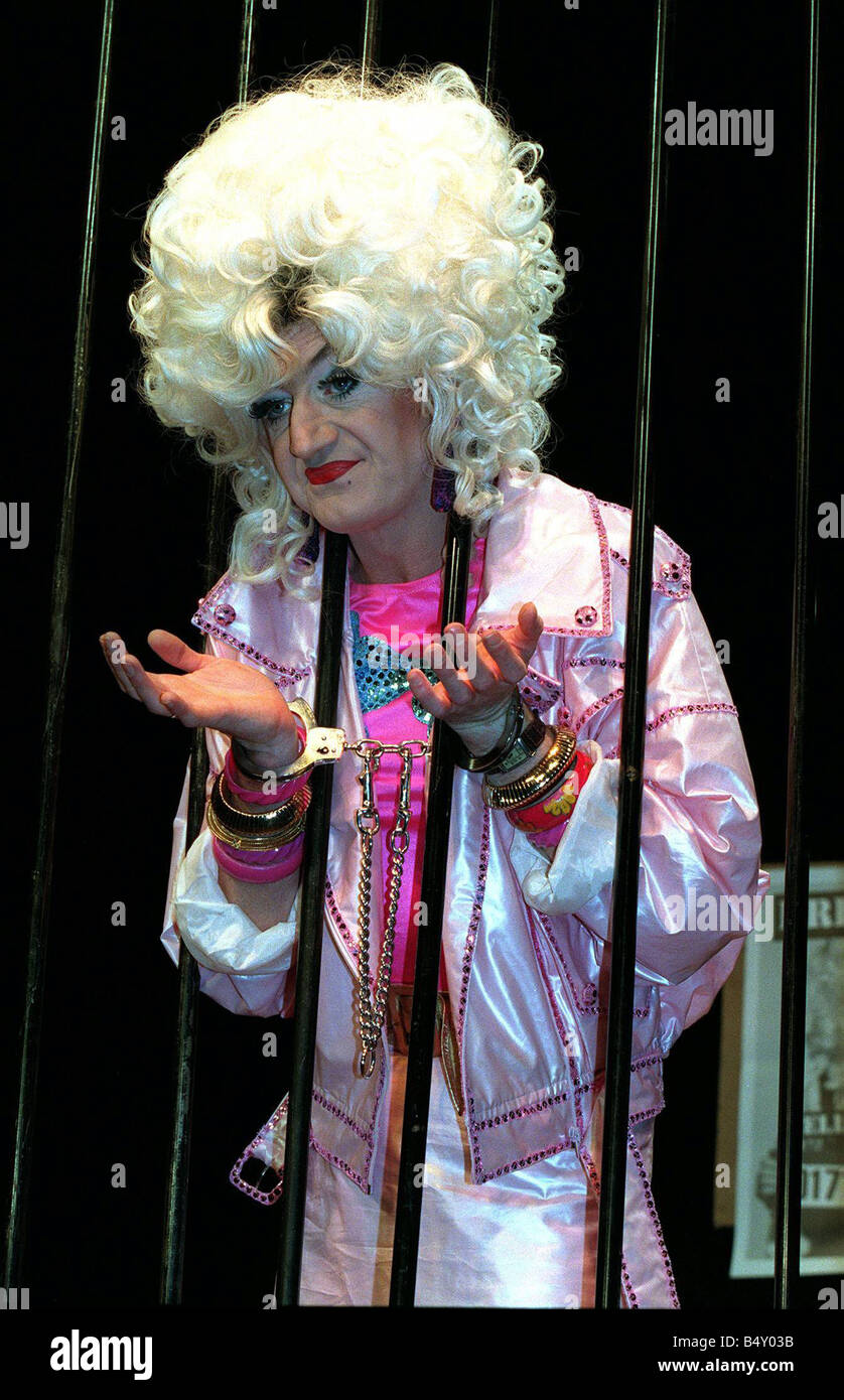 Lily Savage stelle nella cella prigioniero blocco H - il musical Foto Stock