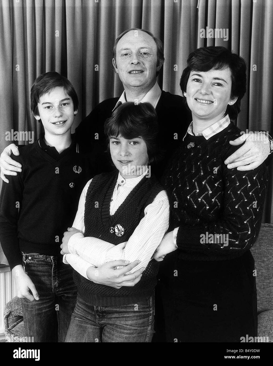 Neil Kinnock il lavoro MP con mia moglie Glenys ott 1983 e figlia Rachele e figlio Stefano Foto Stock