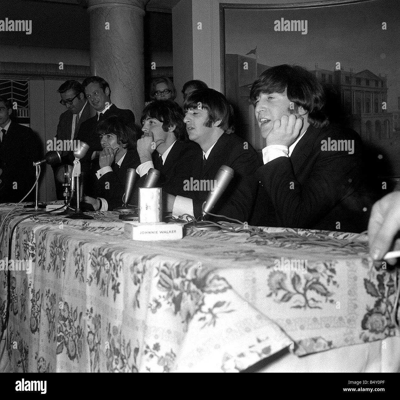 Gruppo pop The Beatles Ottobre 1965 John Lennon Paul McCartney Ringo Starr George Harrison dei Beatles durante una conferenza stampa Foto Stock