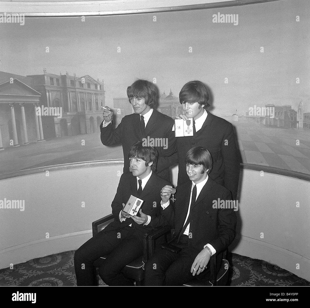 Gruppo pop The Beatles Ottobre 1965 John Lennon Paul McCartney Ringo Starr George Harrison dei Beatles durante un servizio fotografico dopo la ricezione del loro MBE s a Buckingham Palace Foto Stock