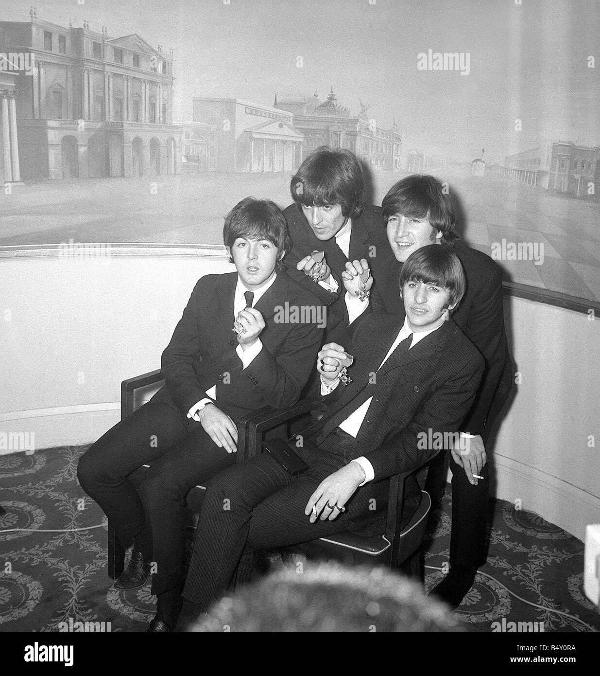 Gruppo pop The Beatles Ottobre 1965 John Lennon Paul McCartney Ringo Starr George Harrison dei Beatles durante un servizio fotografico dopo la ricezione del loro MBE s a Buckingham Palace Foto Stock