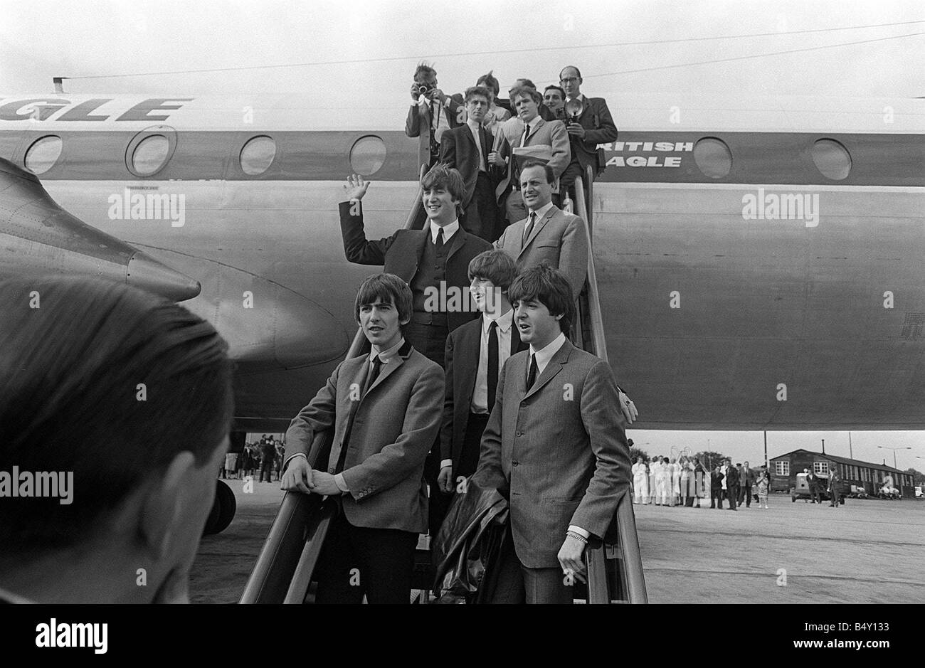 Gruppo pop The Beatles Luglio 1964 John Lennon Paul McCartney George Harrison Ringo Starr dei Beatles in Liverpool lasciando il velivolo in aeroporto di Liverpool per la premiere del nord di una giornata intensa di notte Foto Stock